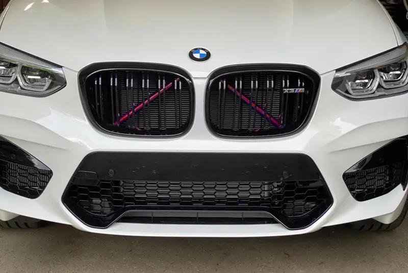 Emblex V-Brace Grille Trim – Red Accent For Bmw G-Series & F90 M5/G30 5 Series 1